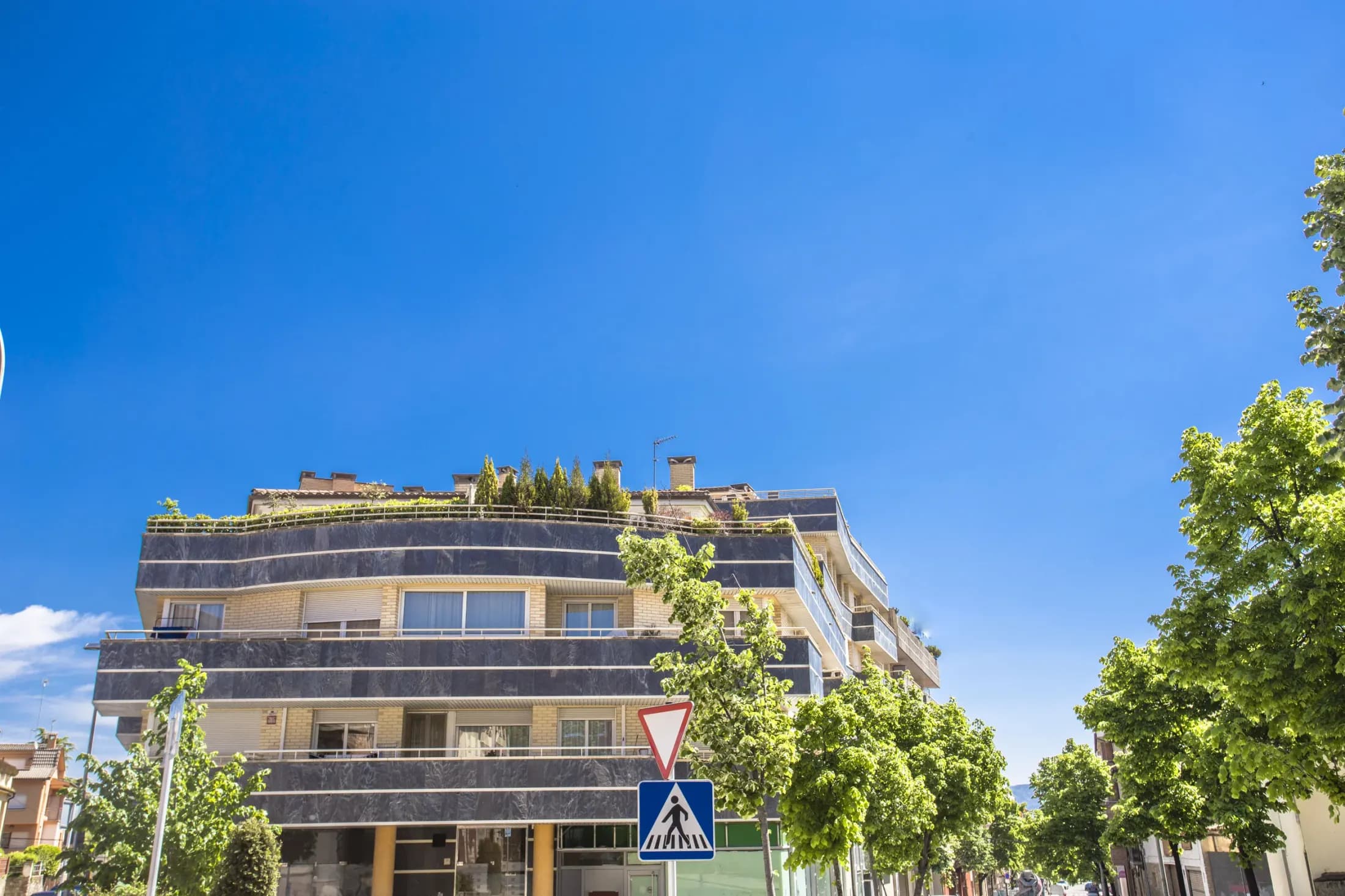 Detall de façana a Raval Cortines