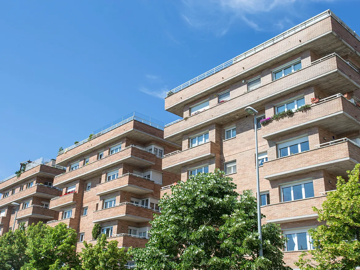 Façana de l'obra d'Edificacions Moreno a l'Eix Onze de Setembre, Vic