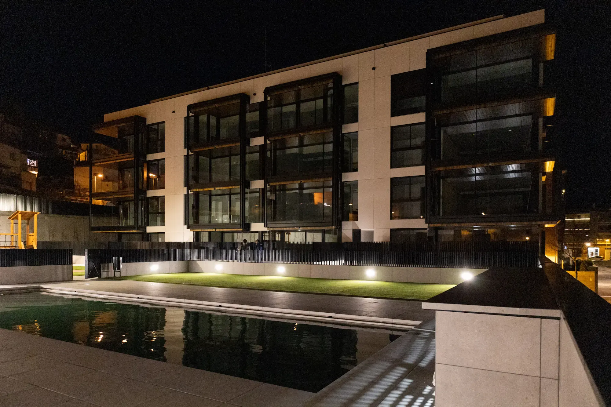 Promoció entregada d'Edificacions Moreno amb piscina, al capvespre